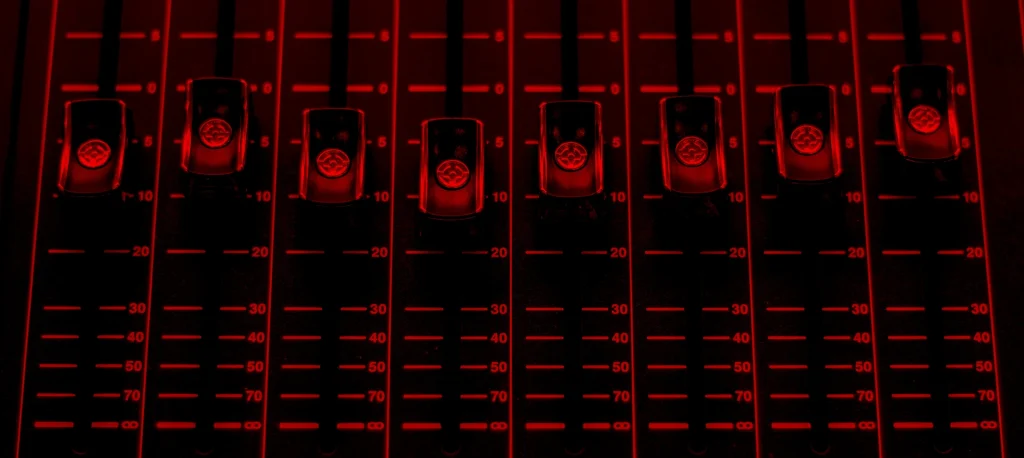 Faders d'une table de mixage