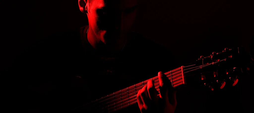 Guitariste jouant de la musique dans un studio d'enregistrement